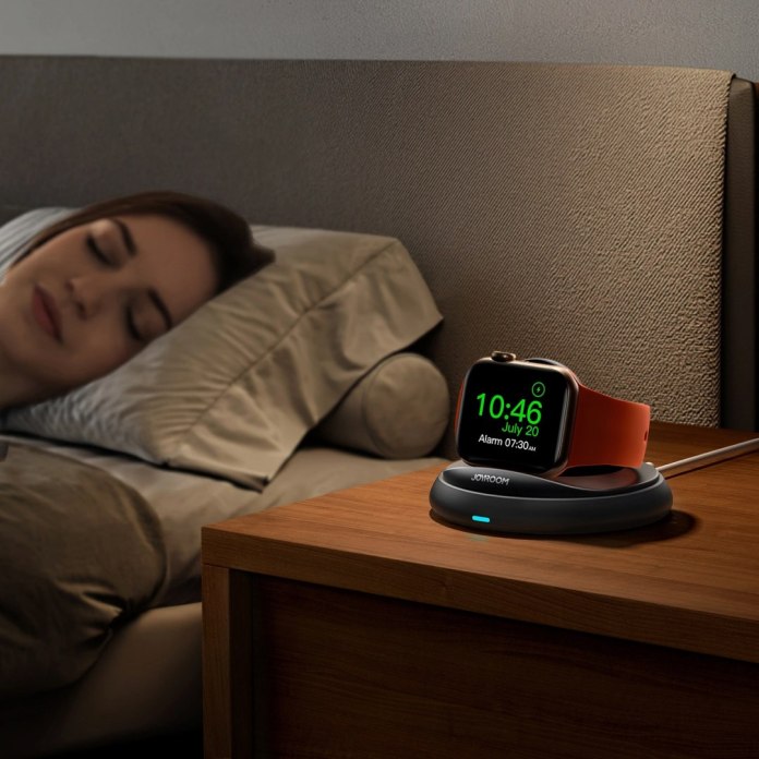 Kobieta śpiąca przy ładowarce indukcyjnej Joyroom JR-W12